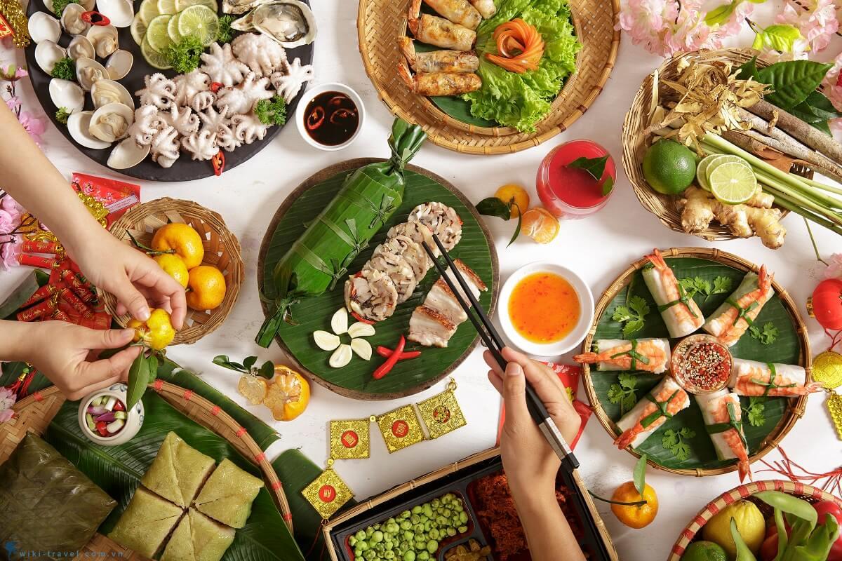 Cúng tế tổ tiên và bày mâm cơm tất niên ý nghĩa