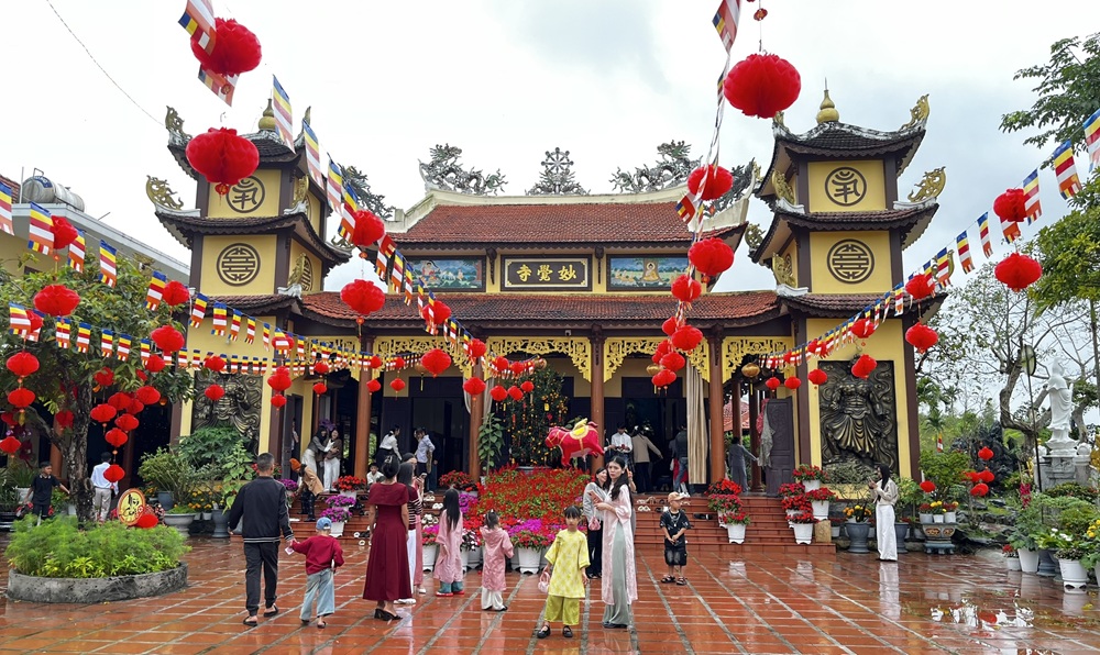 Đi chùa cầu bình an và tham gia hoạt động cộng đồng