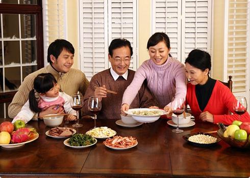 Sum vầy gia đình qua bữa ăn và trò chuyện ấm áp 3