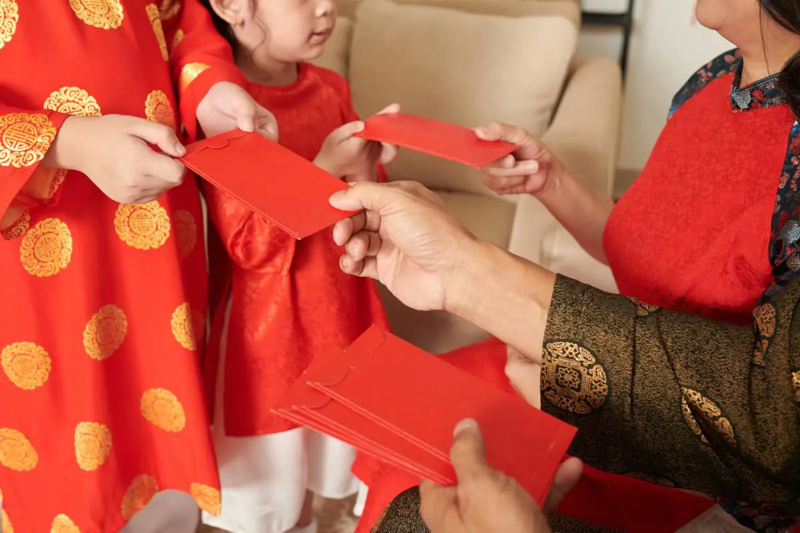 Tặng và nhận lì xì – biểu tượng của may mắn