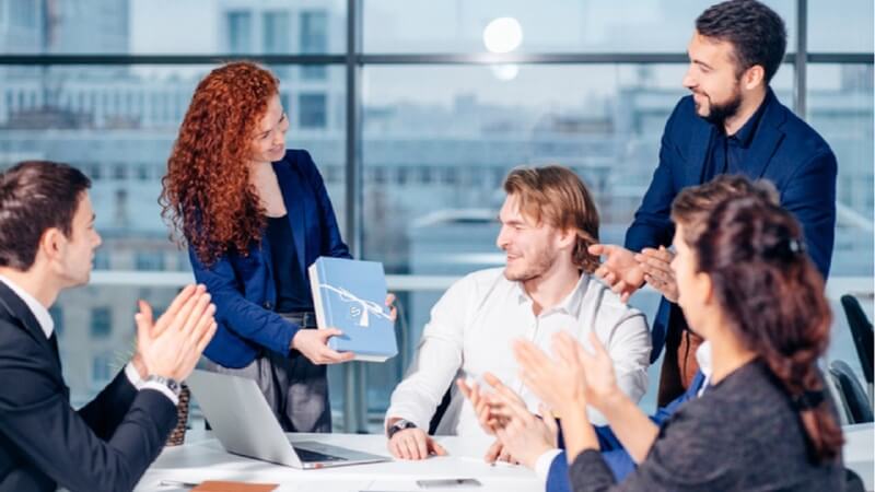 Chọn quà phù hợp – Bước quan trọng nhất trong cách biếu quà sếp