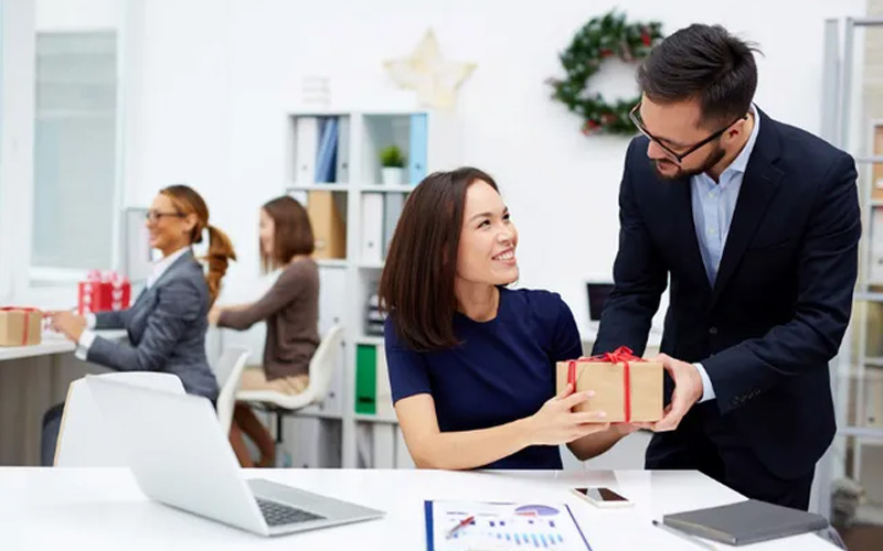 Hiểu rõ tâm lý và sở thích của sếp nữ trước khi chọn quà 1