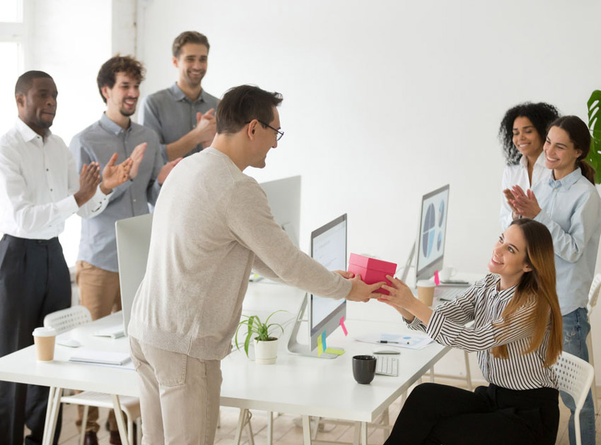 Tặng quà đồng nghiệp, nhân viên nữ ngày 8/3 có ý nghĩa gì?