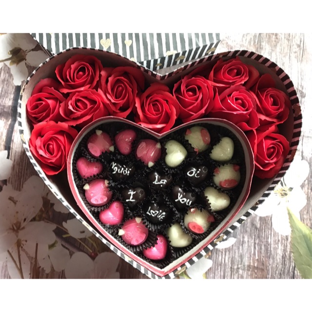 Hộp quà socola và hoa hồng