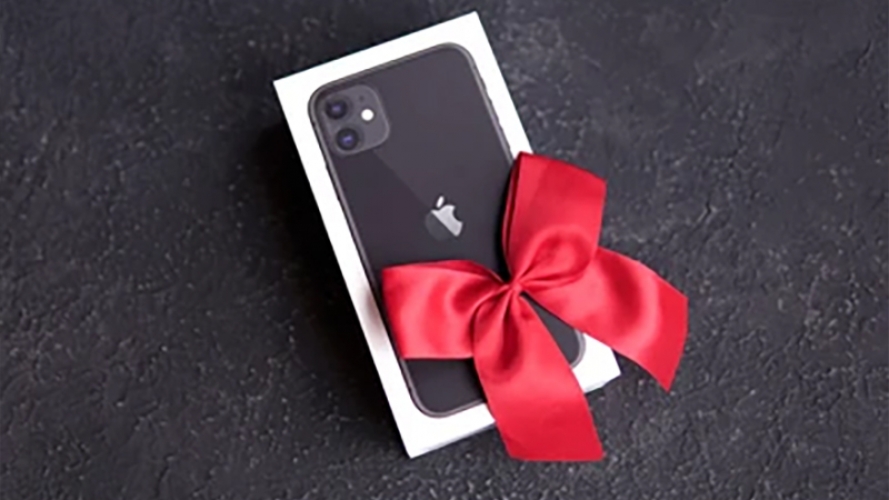 Một chiếc điện thoại, laptop mới