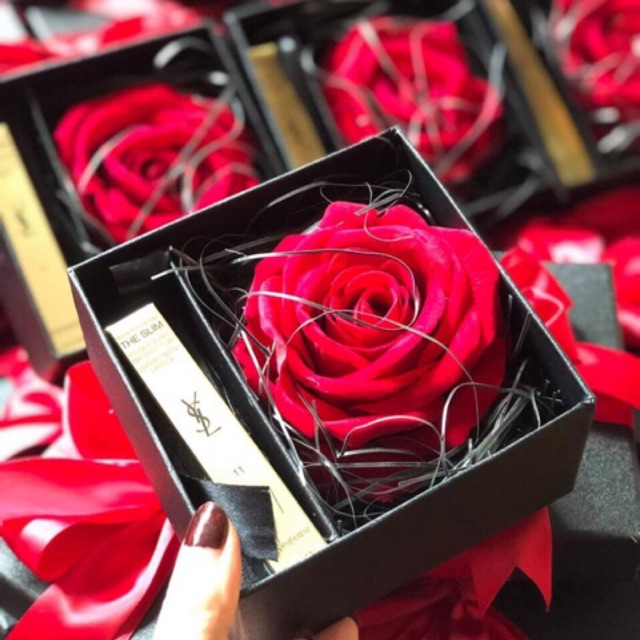 Son môi kèm hoa hồng