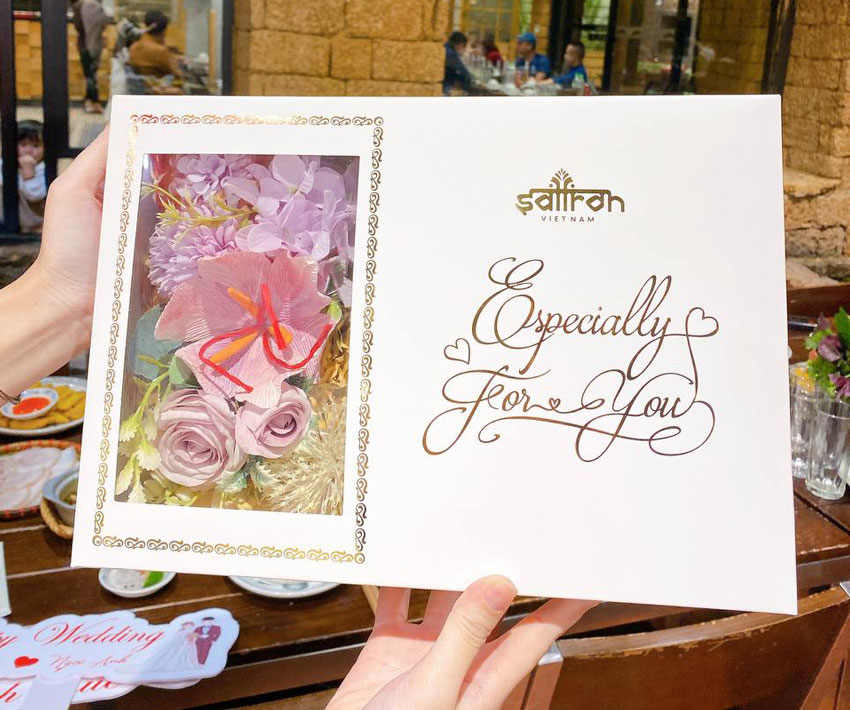 Hộp quà tân gia nhụy hoa nghệ tây cao cấp