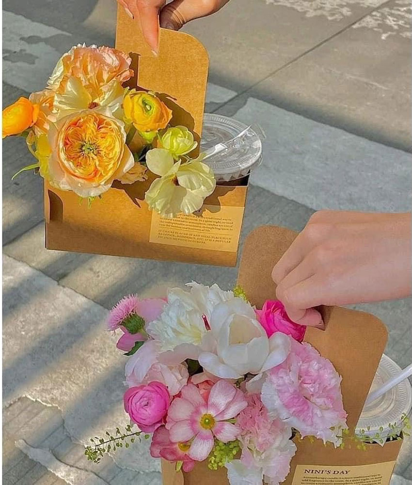 6. Gợi ý quà 20/10 cho bạn gái giỏ đồ uống kèm hoa xinh xắn