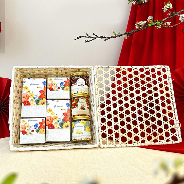 Ngoài ra, set quà còn bổ sung bởi táo đỏ và hộp trà hoa cúc tinh tế. Đây là một loại trà đặc biệt