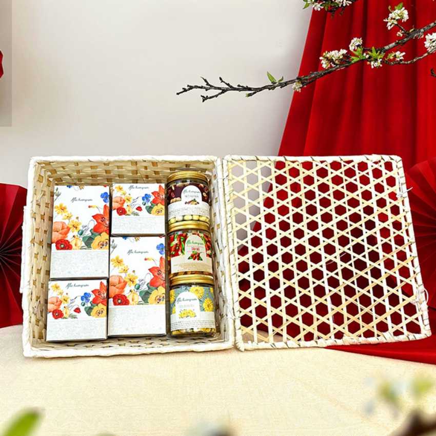 quà tết dưới 500k - Hộp quà Tết trang nhã gồm 5 loại mứt và trà